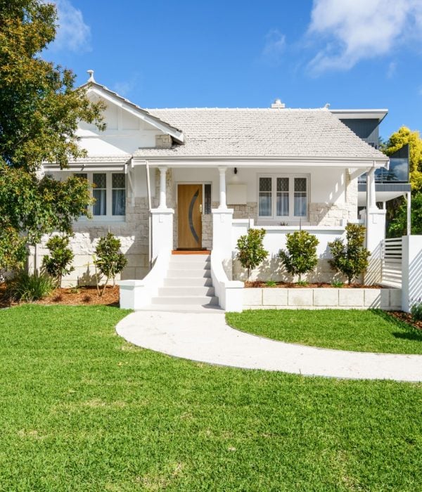 Front,Facade/elevation,Of,A,Mid-century,Australian,Style,Home,In,Daylight.